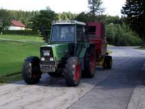 Fendt Traktor in Frauenberg mit Heuballenpresse am 12.08.12