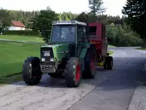 Fendt Traktor in Frauenberg mit Heuballenpresse am 12.08.12