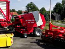 Welger Heuballenpresse steht am 15.08.12 in Waldkirchen 