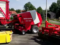 Welger Heuballenpresse steht am 15.08.12 in Waldkirchen 