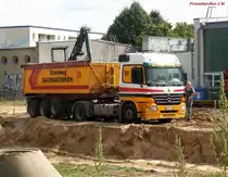MB Actros als Zugmaschine f�r einen Kippersattelauflieger. -  Beide geh�ren der Fa. ''JCB''. - Rostock am 23.8.2012