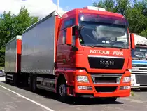 August 2012  / Von einem 3 -Achser MAN TGX 26.480 wird der 2 - Achsh�nger gezogen..unterwegs ist das Gespann f�r das Rottolin-Werk..