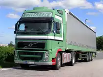 August 2012 / f�r das Unternehmen Hollenbeck ist der Volvo FH Sattelzug ohne Typenschild unterwegs - hier beim Einhalten der Ruhepause gesehen..