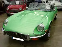 Jaguar E Type Series 3 Roadster. 1961 - 1974. Der E Type wurde 1961 auf dem Genfer Salon vorgestellt. Er wurde in drei Serien hergestellt. Die Serien 1 und 2 wurden von 6-Zylinderreihenmotoren angetrieben. Die seit 1971 produzierte Serie 3 war mit einem V12-motor ausger�stet. Der 5.3l V12-motor leistet 275 PS. Classic Remise D�sseldorf am 25.08.2012.