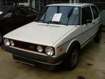 VW Golf 1 GTI der 2. Serie. Nachdem der 1974 vorgestellt Golf zum Bestseller avancierte, legte VW 1976 den GTI auf. Der 1.6l 4-Zylinderreihenmotor wurde von einer Bosch K-Jetronic mit Gemisch versorgt und leistet 110 PS. Wie an den kleinen Zusatzblinkern auf dem Kotfl�gel zu erkennen ist, handelt es sich beim abgelichteten GTI um einen Italienimport. Classic Remise am 25.08.2012.