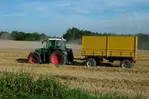 Fendt Allradschlepper mit Anh�nger, wartet auf das Ausbunkern des M�hdreschers, Aug.2012