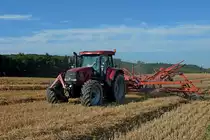 Case Allradschlepper mit Kreiselschwader bei der Arbeit, Aug.2012