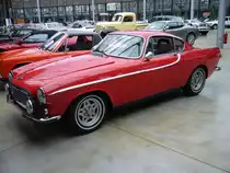 Volvo P 1800 S. 1963 - 1969. Der P 1800 wurde bereits 1961 vorgestellt. In den ersten zwei Produktionsjahren wurde der P 1800 bei Jensen in England montiert. Die Qualit�t der ca. 6.000 englischen P 1800 entsprach aber nicht Volvo´s Qualit�tsanspr�chen. Im April 1963 wurde die Produktion im Werk Torslanda aufgenommen. Seither tragen die P 1800 die Zusatzbezeichnung S f�r Schweden. Motorisiert war der sportliche Reisewagen bis 1968 mit dem legend�ren B18B Motor (1.780 cm� mit 96 PS). Nach den Werksferien 1968 wurde der B20B Motor (1.986 cm� mit 105 PS) verbaut. Classic Remise D�sseldorf am 25.08.2012.