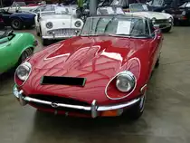 Jaguar E Type Series 2 Roadster. 1964 - 1971. Der E Type wurde bereits 1961 vorgestellt. Anfangs wurde er noch vom 3.8l 6-Zylinderreihenmotor aus dem Vorg�ngermodell XK 150 befeuert. 1964 wurde der Hubraum auf 4.235 cm� aufgebohrt, wobei die PS Leistung gleich blieb. Lediglich das Drehmoment und die Vollgasfestigkeit ver�nderten sich. Ab Herbst 1971 wurde der bew�hrte 6-Zylindermotor gegen einen V12-motor ausgetauscht. Classic Remise D�sseldorf am 25.08.2012.