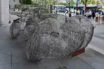 Werk eines unbekannten K�nstlers am  Sejong Center for the Performing Arts , Seoul (2011-16-06); welches Fahrzeugmodell k�nnte hierf�r Vorbild gewesen sein?