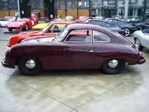 Profilansicht eines Porsche 356 Coupe, das noch bei Reutter in Stuttgart montiert wurde. Classic Remise D�sseldorf am 25.08.2012.