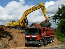 Komatsu PC 350 NLC und Mercedes Benz Actros 4144 auf einer Baustelle in Fulda-Bernhards am 13.06.08