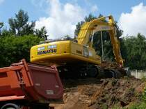 Komatsu PC 350 NLC bei Erdarbeiten in Fulda-Bernhards am 13.06.08