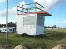 DLRG Anh�nger mit Ausichtplattform am Strand von Schubi Ostsee 07.09.2011