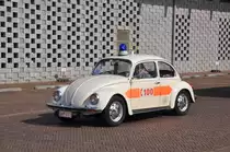 Volkswagen K�fer der Feuerwehr Brussel, Fahrzeug f�r Bluttransport, Aufnahme am 25.09.2011 in Schoten aus Anlass der Umzug f�r 100 Jahr-Feier  brandweer Schoten 