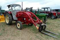 Porsche mit Frontlader steht bei der Oldtimerausstellung am Baiersr�der Hof, August 2012