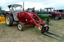 Porsche mit Frontlader steht bei der Oldtimerausstellung am Baiersr�der Hof, August 2012