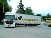ACTROS einer gro�en Salzburger Spedition bei einem  Wendeman�ver  in Ried i.I.;080613