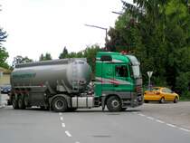 ACTROS mit Treibstofftankauflieger dreht eine  Ehrenrunde  in Ried i.I.; 080613