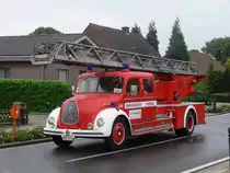 Drehleiter Magirus-Deutz Mercur Aufbau Magirus der Feuerwehr Stabroek, ehemalige DL 30 der FF Schoten, jetzt Privatbesitz, Aufnahme am 30.05.2010 in Wuustwezel aus Anlass der Umzug f�r 175 Jahr-Feier brandweer Wuustwezel