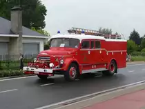 Tankl�schfahzeug mit Vorbaupumpe Volvo N88 Aufbau Wasterlain der Feuerwehr Londerzeel, Aufnahme am 30.05.2010 in Wuustwezel aus Anlass der Umzug f�r 175 Jahr-Feier brandweer Wuustwezel 