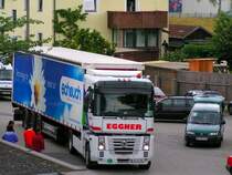 Renault-Sattel mit Werbe-Plane eines renomierten Betriebes f�r Luftreinhaltung, wird von der Jugend stark bestaunt; Ried i.I. 080613