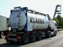 Heckseiten Ansicht vom Swap Tankcontainer Sattelzug Spedition KLAESER in Herten abgestellt 11.08.2012