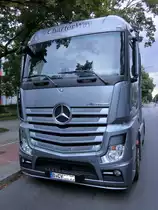 Frontansicht des neuen MB Actros 1842 am 26.08.2012 in Berlin.