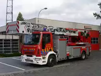 Drehleiter Iveco 150E28 Aufbau Magirus Typ DLK 23-12 Vario CS-GLT der Feuerwehr Brasschaat, Aufnahme am 29.10.2006
 