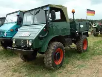 Unimog 411 steht neben seinen Br�dern beim Oldtimertreffen am Baiersr�der Hof, August 2012