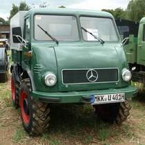 Unimog  Froschauge  steht am Baiersr�der Hof, August 2012