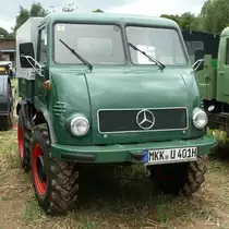Unimog  Froschauge  steht am Baiersr�der Hof, August 2012