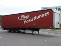 Gardinenplane Sattelauflieger Fliegl Trailer ROAD RUNNER rot / wei� abgestellt in Herten am 28.08.2012