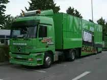 Dieser Mercedes brachte die Ausstattung f�r eine Monstertruckshow nach Bergen/R�gen.Aufnahme am 28.August 2012.