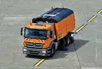 MB Axor Kehrfahrzeug auf dem Vorfeld des Flughafens D�sseldorf - 24.07.2012