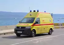 Rettungswagen Volkswagen Transporter der Splitsko-Dalmatinska �upanija (Kroatien), Aufnahme am 01.08.2011 in Omis 