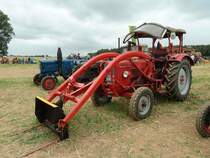 G�ldner Toledo mit Frontlader, gesehen am Baiersr�der H�f, August 2012