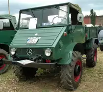 Unimog steht am Baiersr�der Hof, August 2012

