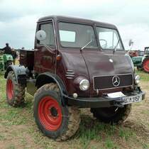 Unimog  Froschauge  steht am Baiersr�der Hof, August 2012

