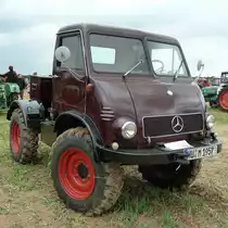 Unimog  Froschauge  steht am Baiersr�der Hof, August 2012

