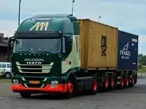 Iveco Stralis mit einem Combitrailer am 28.08.201e am Aachener Westbahnhof. Der Combitrailer ist besonders in den Niederlanden verbreitet und hat den Vorteil, das man zwei 20 Fu� Container mit einen Auflieger fahren und an einer Rampe ausladen kann. Man kann den Combitrailer trennen. Der erste Teil ist ein Sattelanh�nger (gelber Container) an dem ein zweites Fahrzeug (blauer Container) fest angeh�ngt werden kann. Dazu werden die vorderen Achsen des Trailers abgesenkt und vom hinteren Teil getrennt. Mit dem gelben Container f�hrt der Fahrer an die Rampe, l�d aus, h�ngt den blauen Container wieder an und f�hrt damit an die Rampe. In Deutschland braucht man f�r den Combitrailer eine Ausnahmegenehmigung weil es sich Verkehrsrechtlich um zwei Anh�nger handelt.