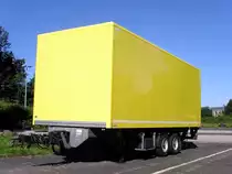 Auigust 2012 / Tandem - Anh�nger in schlichtem gelb und zur�ckgelassen auf einem Rastplatz an der A 45..