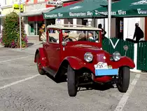 TATRA possiert vor einem Biergarten; 120818