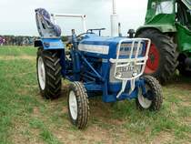 Ford 3000 steht am Baiersr�der Hof, August 2012 