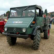 Unimog steht zur Oldtimerausstellung am Baiersr�der Hof, August 2012 