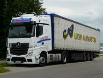 MB Actros 1842 von  Fischer Trans  unterwegs mit einem Sattelauflieger von  Augustin  bei der Pause in einem Industriegebiet in Crailsheim, 10.06.2012