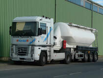 Renault Magnum 440 mit Eutersiloauflieger von  K�rdel  pausiert im N�rnberger Hafengebiet, 11.06.2012