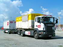 SCANIA R420 hat Wechselcontainer zur Abfallentsorgung anl�sslich der  Coca Cola & Krone EM Fan Tour 2008 in RIED i.I. vorgefahren; 080615