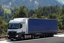 MB Actros 1845 von  Demotrans  aus Polen ist auf der Brennerautobahn in Richtung Norden unterwegs, 28.08.2012