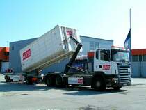 SCANIA R420 beim  Umsetzen  des Wechselcontainer von Anh�nger auf Zugmaschine; Ried i.I.; 080615